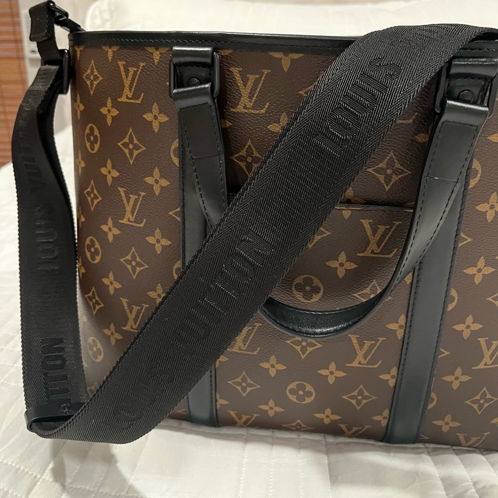 Luis Vuitton weekend tote bag LIKE NEW